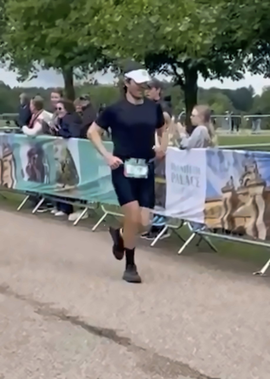 Adem Gün on the run leg of the Blenheim Palace triathlon